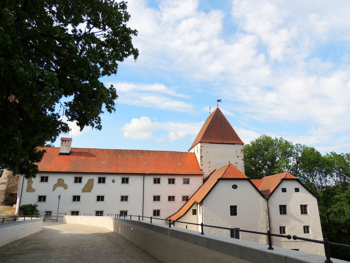 Gaestehaus Maelzerei Auf Schloss Neuburg Am Inn Exterior foto